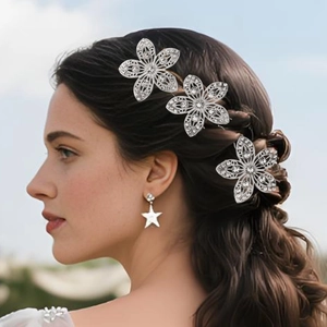 Détail d'un ensemble d'épingles à cheveux de mariée avec fleurs en métal et strass brillants