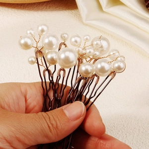 Détails d'épingles à cheveux de mariée avec perles blanches et fil doré sur pics en U