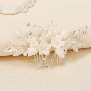 Peigne à cheveux de mariée avec fleurs en céramique blanche, perles et feuilles argentées