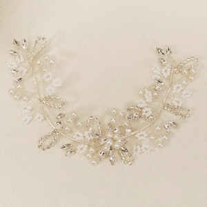 Vigne de cheveux de mariée élégante avec perles, cristaux et strass faits main sur fil d'argent