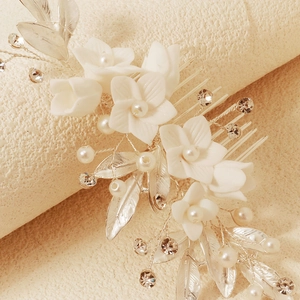 Peigne à cheveux de mariée avec fleurs en céramique, perles et feuilles d'argent