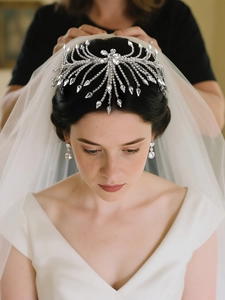 Détails d'un serre-tête de mariée avec strass scintillants et pendentifs en goutte