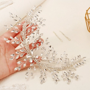 Set accessori capelli sposa argento con strass e forcine abbinate in mano