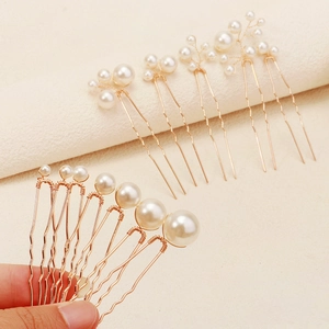 Vue détaillée des épingles à cheveux de mariée avec perles crème et fil doré torsadé