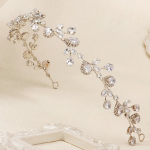 Dettaglio delle pietre di zircone a forma di pera sulla fascia da sposa lucida