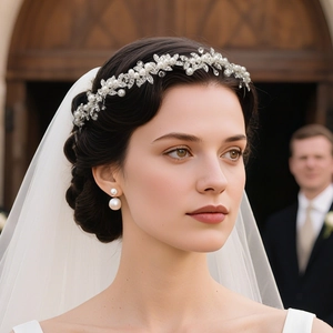 Elegant bridal set featuring a leaf-shaped crystal headband and pearl earrings for weddings