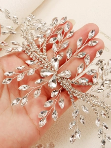 Dettaglio dell'acconciatura da sposa argentata fatta a mano con strass e cristalli