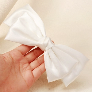 Grande pince à cheveux élégante en satin blanc avec nœud pour coiffure de mariée