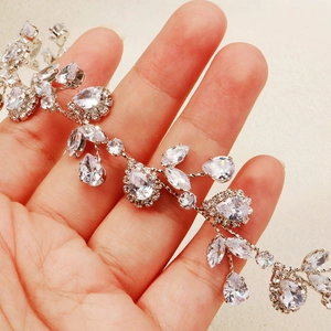 Dettaglio macro della fascia da sposa con zirconi a forma di marquise e a goccia