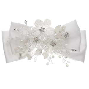 Barrette de mariée blanche avec nœud en satin, fleurs faites main et perles sur fond blanc