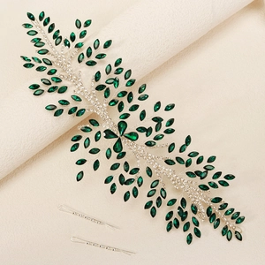 Dettaglio della decorazione per capelli da sposa con cristalli smeraldo e strass argento