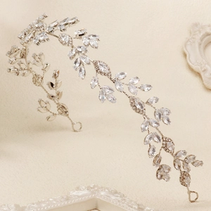 Dettaglio del tralcio per capelli da sposa in argento con foglie di zircone lucenti