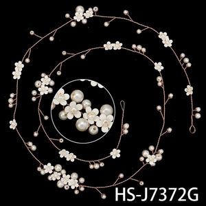 Handgefertigter Haarschmuck für Bräute mit weißen Blumen und Perlen auf Kupferdraht