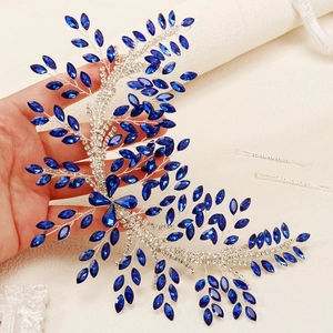 Dettaglio fascia sposa in argento con strass marquise blu e cristalli trasparenti
