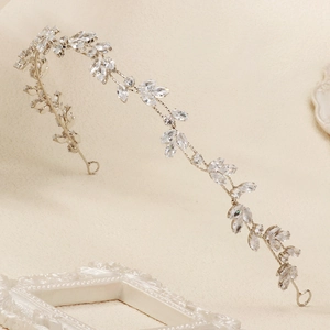 Dettaglio fascia per capelli da sposa in argento con foglie di zircone scintillanti