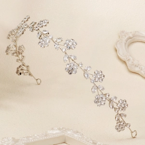 Dettaglio di tralcio per capelli da sposa in argento con petali di cristallo e fiori