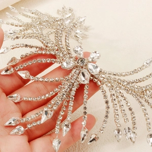 Gros plan d'un serre-tête de mariée argenté orné de cristaux brillants et strass