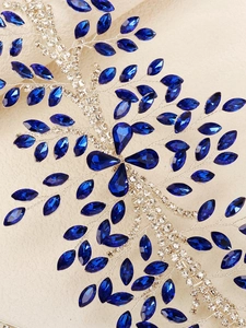Dettaglio dei cristalli blu reale e filo d'argento sull'accessorio per capelli sposa
