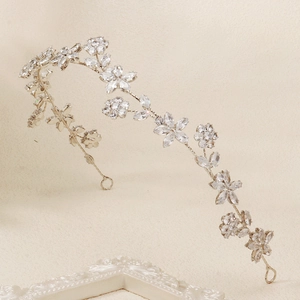 Dettaglio della fascia da sposa in argento con fiori di zircone per matrimoni