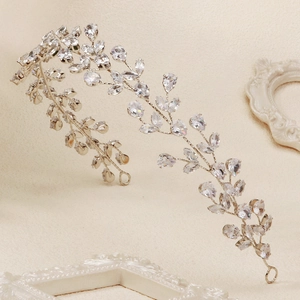 Dettaglio dell'accessorio sposa a vite con zirconi scintillanti a goccia e marquise