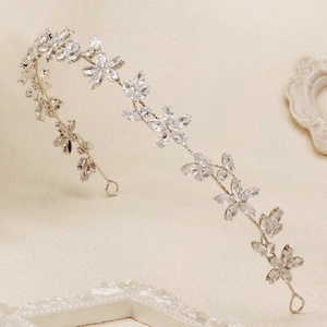 Dettaglio della fascia da sposa argentata con fiori di cristallo a taglio marquise
