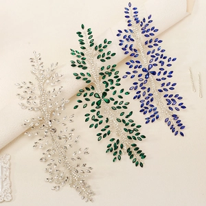 Squisite viti per capelli da sposa con cristalli argento, smeraldo e blu per acconciature