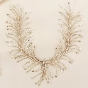 Serre-tête de mariée avec motif de branches et pampilles scintillantes en cristal poire