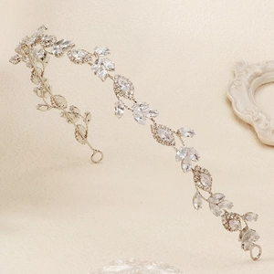 Dettaglio ravvicinato di un cerchietto da sposa in argento con brillanti zirconi a marquise