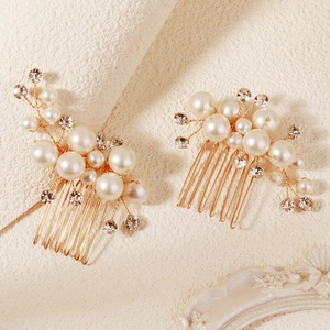 Détail de deux peignes à cheveux dorés faits main avec perles blanches et strass