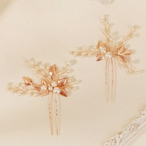 Détail d'épingles à cheveux feuilles dorées et perles blanches pour coiffure de mariée
