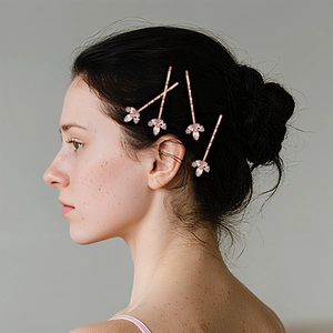Détails de quatre barrettes en or rose avec feuilles de zircon rose sur cheveux