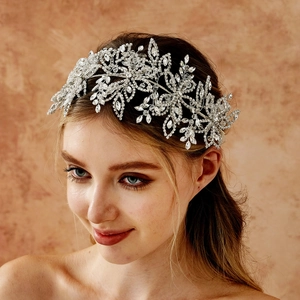 Détail d'un bandeau de mariée argenté avec feuilles de strass et cristaux complexes