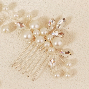 Dettaglio pettine da sposa con perle bianche e strass su filo d'argento intrecciato