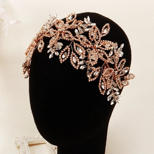 Détail du bandeau de mariée or rose avec strass et grappes de feuilles en cristal