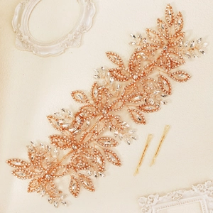 Détail de vigne de cheveux de mariée or rose avec feuilles en cristal et épingles