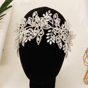 Détail d'un diadème de mariée en argent avec strass sur un support en velours noir