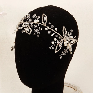 Détail de vigne de cheveux de mariée argentée faite main avec perles, cristaux et feuilles