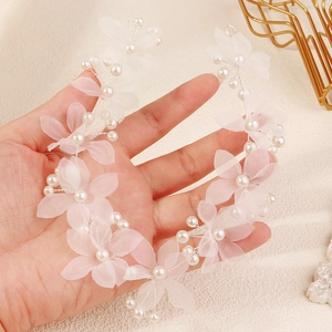 Détail du bandeau en tulle fait main avec fleurs et perles blanches pour la mariée