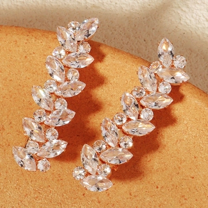 Makroaufnahme von roségoldenen Blattohrringen mit Marquise- und runden Kristallzirkonia