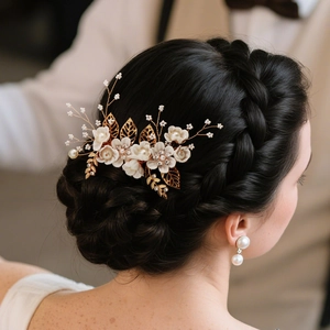 Gouden bruidshaarkam met witte stoffen bloemen en bijpassende pareloorbellen set