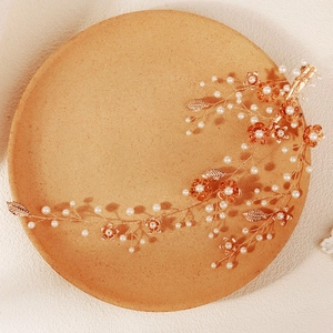 Elegante Chinese bruidshaarranken met gouden bloemen en parels voor een bruiloftskapsel