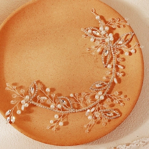 Bandeau de mariée fait main avec feuilles argentées, perles et strass sur plateau