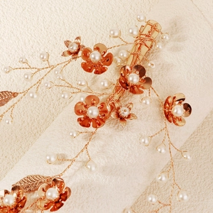 Elegante bruidshaaraccessoire met gouden bloemen en parels voor bruiloften en feesten