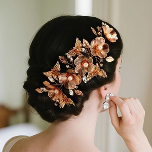 Dettaglio fascia da sposa oro rosa con fiori in filo metallico e perle bianche lucide
