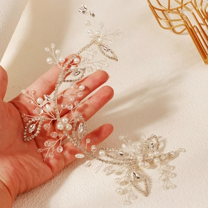 Vigne de cheveux mariée faite main avec feuilles argentées, perles et cristaux