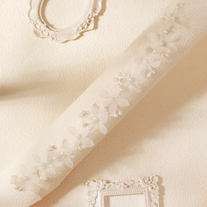 Bandeau de mariée élégant avec pétales de mousseline blanche et perles pour mariage