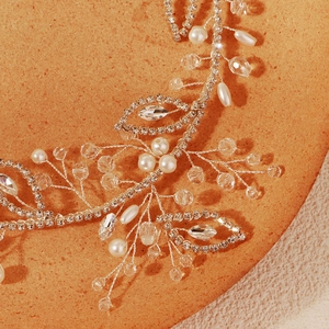 Vigne de cheveux mariée à la main avec fil d'argent, perles blanches et cristaux