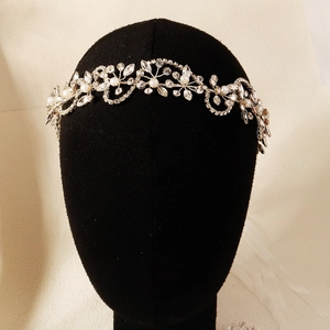 Détail d'un bandeau de mariée fait main avec strass marquise étincelants et perles blanches