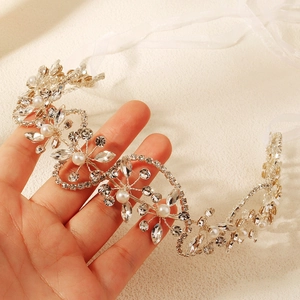 Bandeau de mariée argenté avec strass et perles pour des coiffures de mariage élégantes