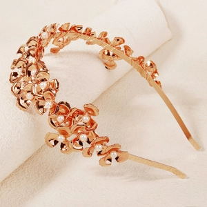Serre-tête de mariée élégant en or rose avec fleurs en métal et perles pour photographie
